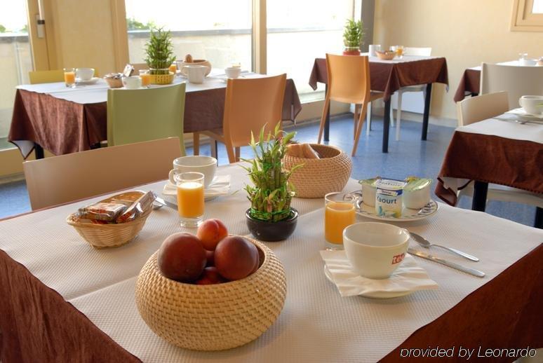 Brit Hotel Du Ban Шодз-Ег Ресторант снимка