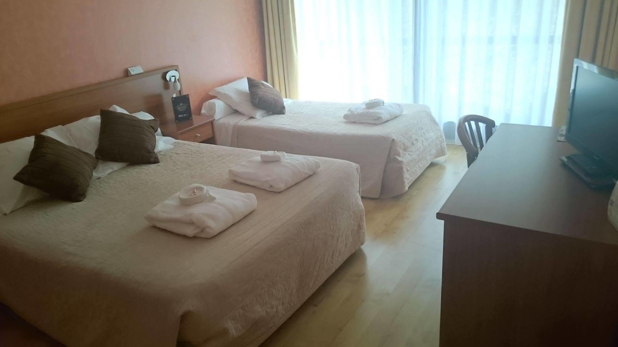 Brit Hotel Du Ban Шодз-Ег Екстериор снимка