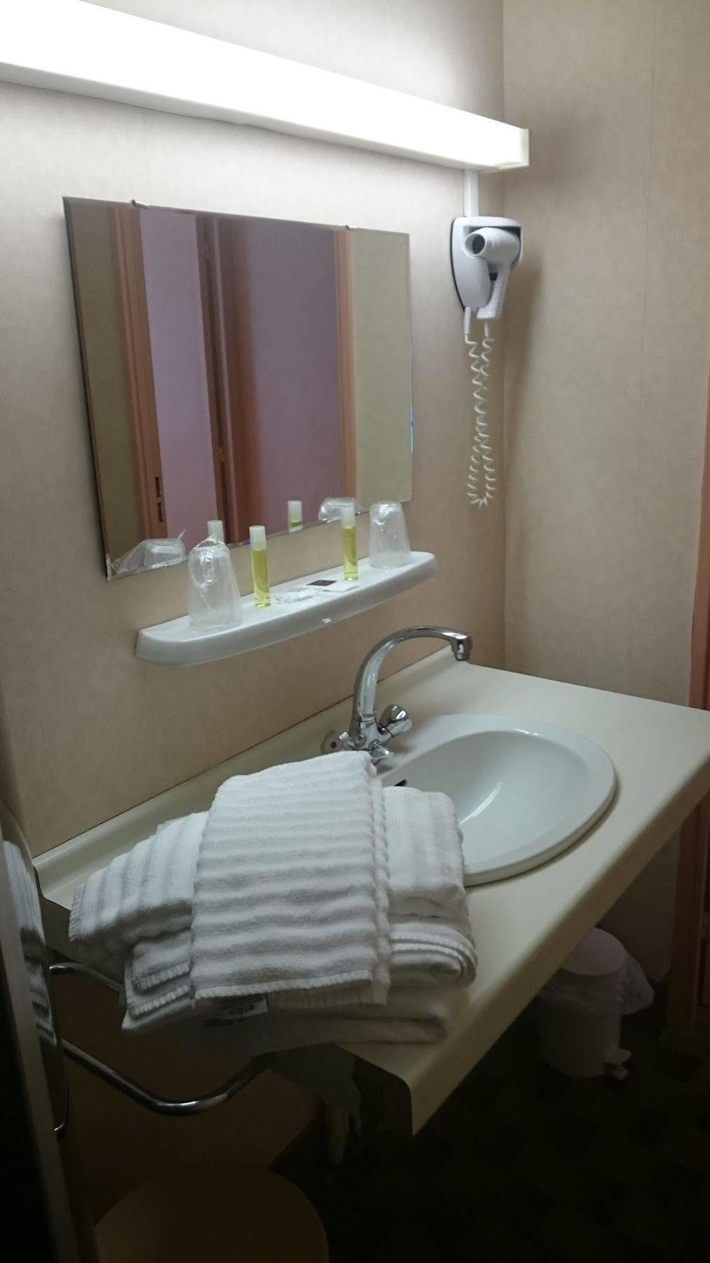 Brit Hotel Du Ban Шодз-Ег Екстериор снимка