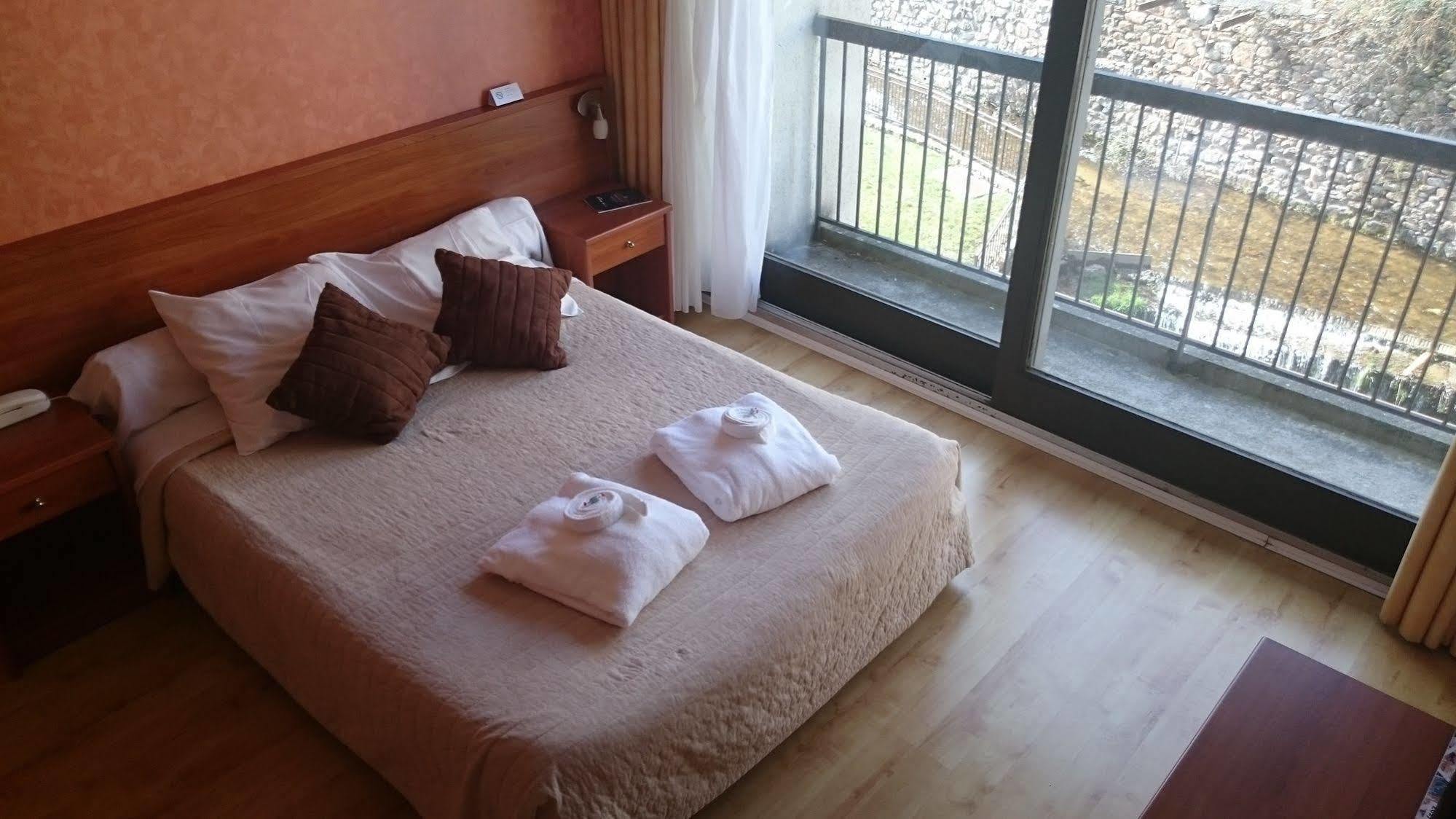 Brit Hotel Du Ban Шодз-Ег Екстериор снимка