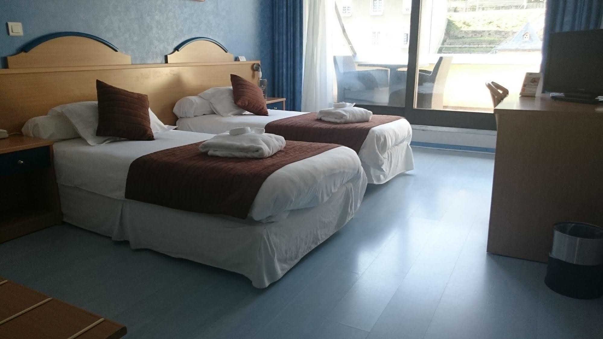 Brit Hotel Du Ban Шодз-Ег Екстериор снимка